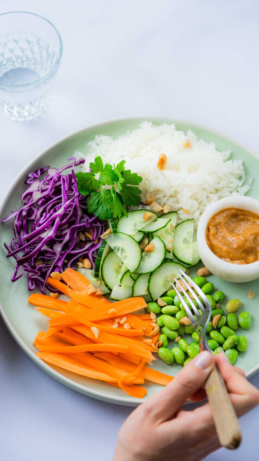 Risbolle med grønnsaker og peanøttsaus