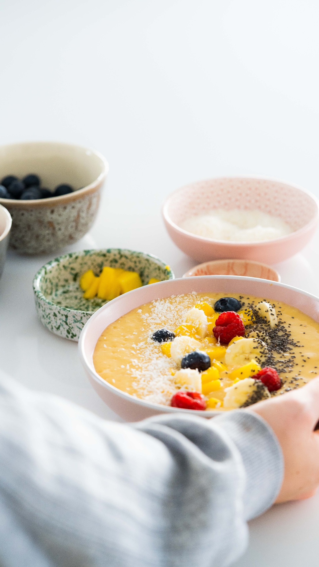 Tropisk smoothiebowl med mango og bær