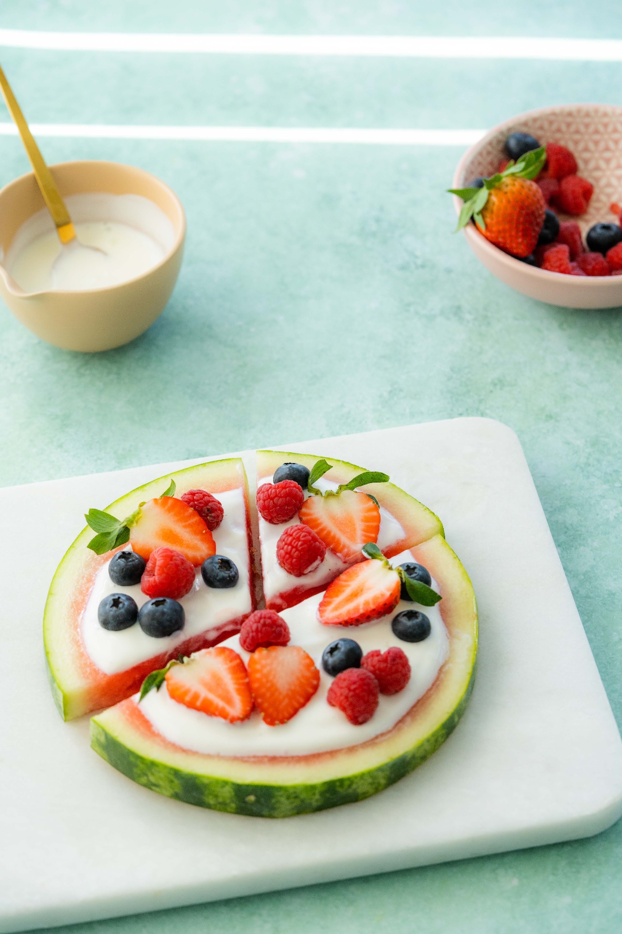 Vannmelon-pizza med yoghurt og bær